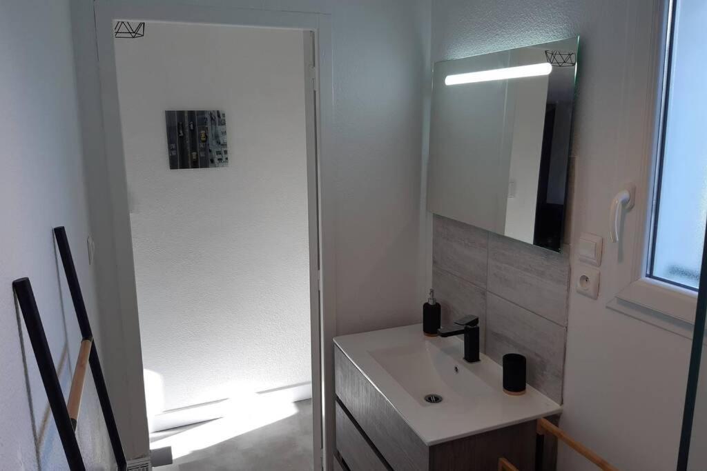 Appartement Renove Le New-York En Centre Ville - Terrasse Et Parking - Non Climatise La Roche-Chalais Exteriör bild