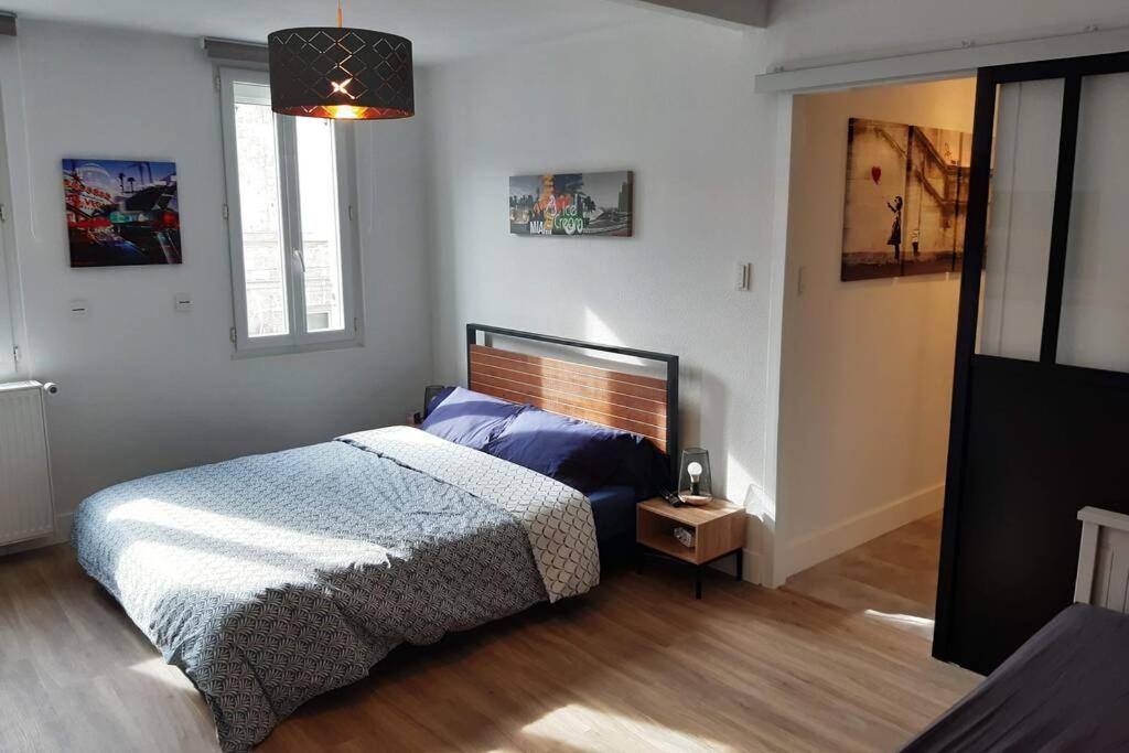 Appartement Renove Le New-York En Centre Ville - Terrasse Et Parking - Non Climatise La Roche-Chalais Exteriör bild