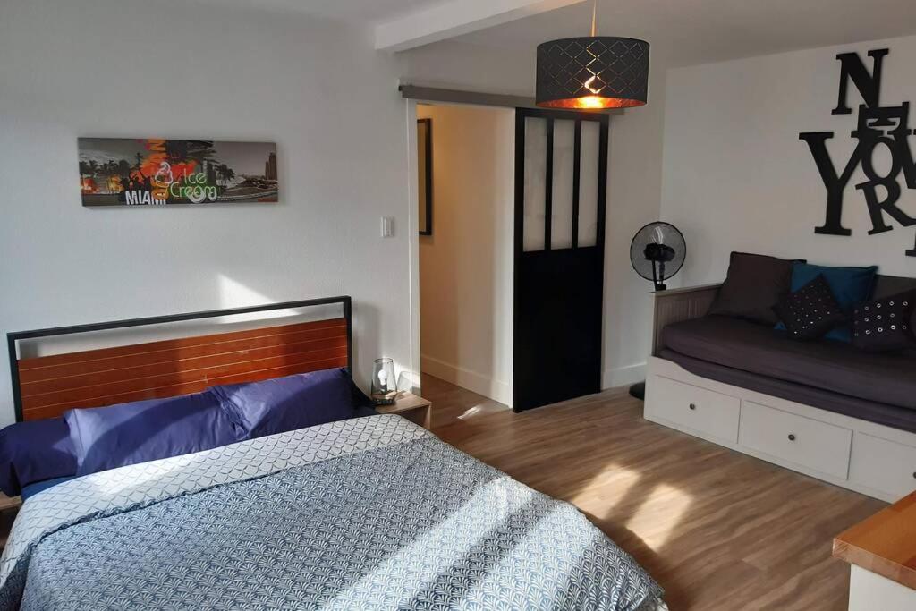Appartement Renove Le New-York En Centre Ville - Terrasse Et Parking - Non Climatise La Roche-Chalais Exteriör bild