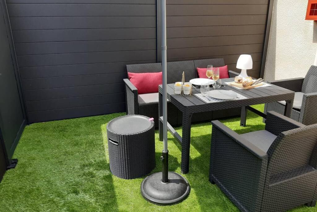 Appartement Renove Le New-York En Centre Ville - Terrasse Et Parking - Non Climatise La Roche-Chalais Exteriör bild
