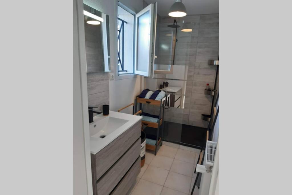 Appartement Renove Le New-York En Centre Ville - Terrasse Et Parking - Non Climatise La Roche-Chalais Exteriör bild
