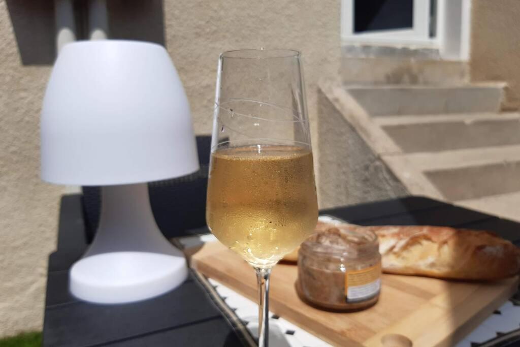 Appartement Renove Le New-York En Centre Ville - Terrasse Et Parking - Non Climatise La Roche-Chalais Exteriör bild