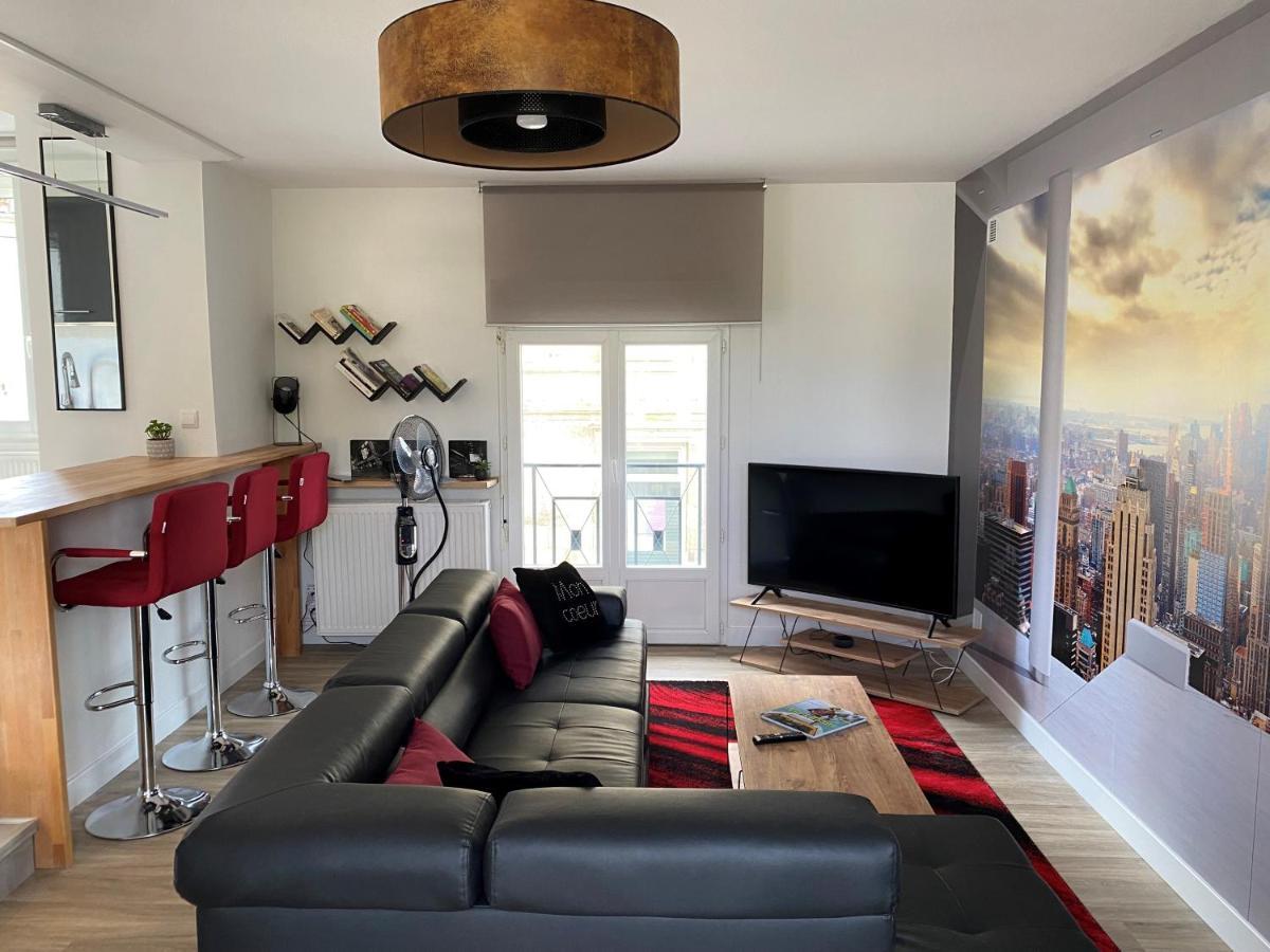Appartement Renove Le New-York En Centre Ville - Terrasse Et Parking - Non Climatise La Roche-Chalais Exteriör bild